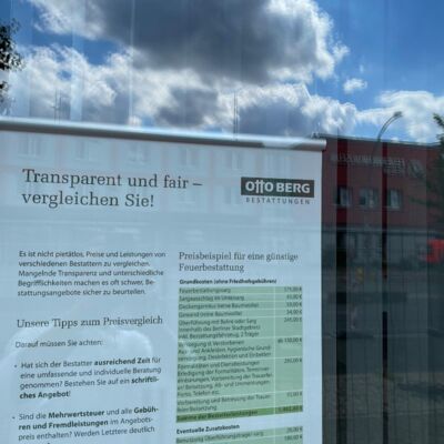 Schaufenster von Otto Berg Bestattungen in Berlin-Tegel