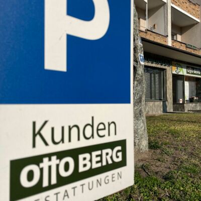 Außenansicht Otto Berg Bestattungen in Berlin-Buckow, Kundenparkplatz
