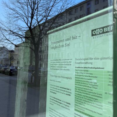 Schaufenster von Otto Berg Bestattungen in Berlin-Charlottenburg
